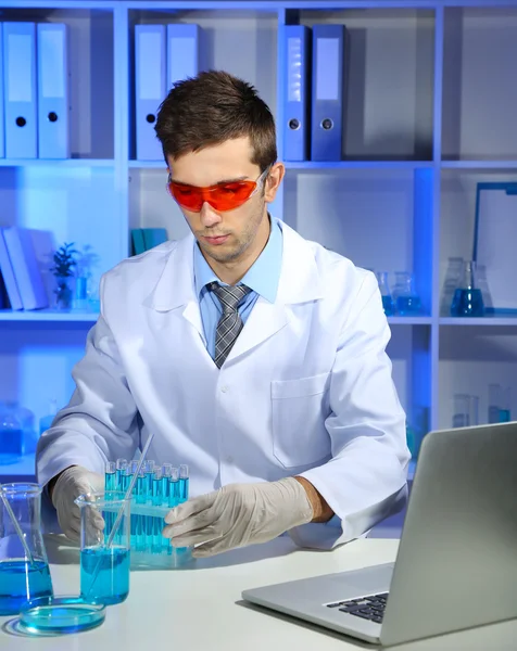 Joven científico de laboratorio trabajando en laboratorio — Foto de Stock