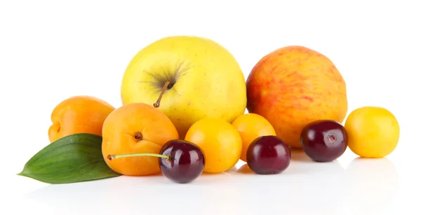 Fruits d'été lumineux isolés sur blanc — Photo