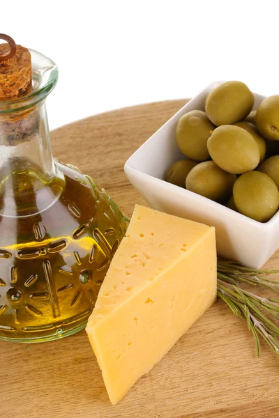 Gröna oliver i vit skål med rosmarin, olivolja, ost på isolerade på vit — Stockfoto