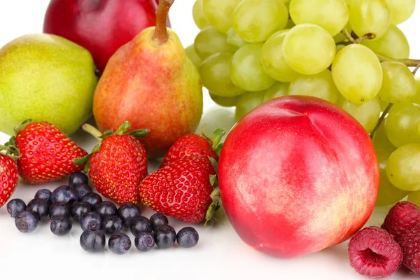 Mistura de frutas doces maduras e bagas isoladas em branco — Fotografia de Stock