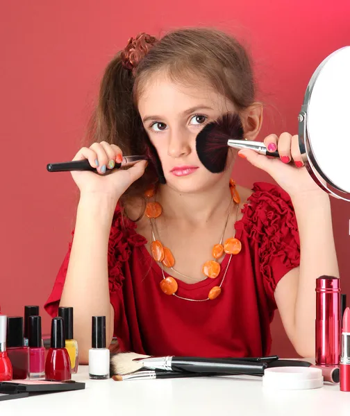 Niña en el vestido de su madre con pinceles de maquillaje — Foto de Stock