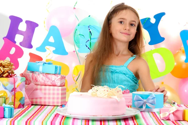 Pequena menina bonita comemorar seu aniversário — Fotografia de Stock