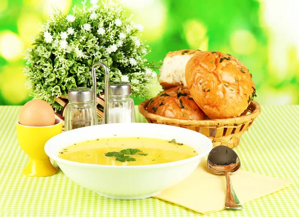 Aromatyczne zupy w białe płytki na zielony obrus na naturalne tło zbliżenie — Zdjęcie stockowe