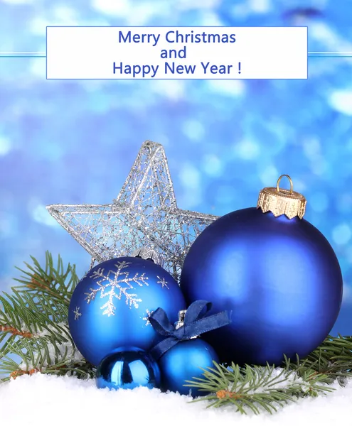 Weihnachtsdekoration auf blauem Hintergrund — Stockfoto