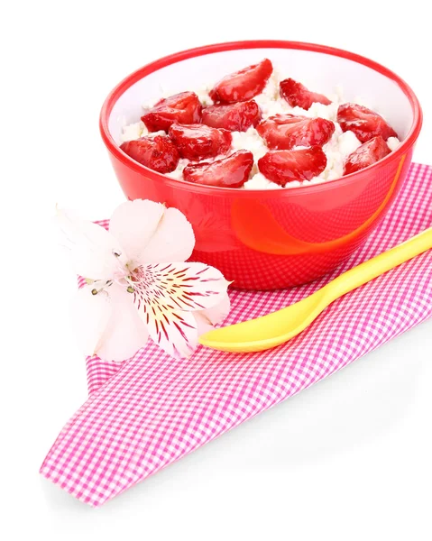 Cottage cheese in red bowl with sliced strawberries isolated on white — Stock Photo, Image