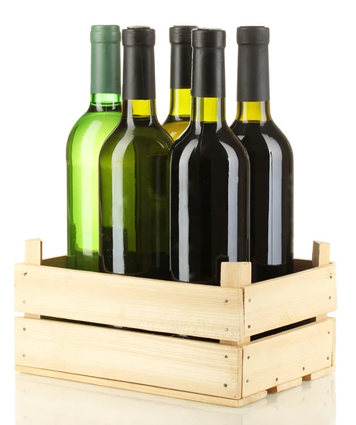 Botellas de vino en caja de madera aislada en blanco — Foto de Stock