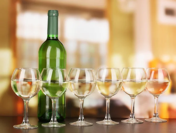 Weißwein in Glas und Flasche auf Zimmerhintergrund — Stockfoto