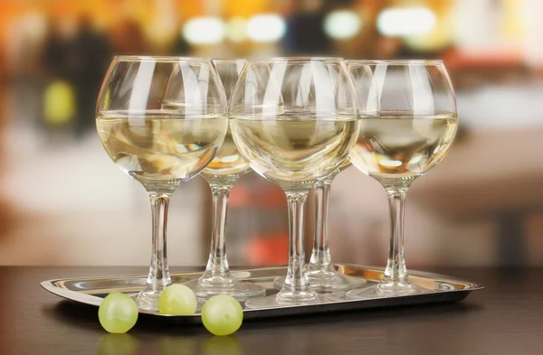Vino bianco in vetro su sfondo camera — Foto Stock