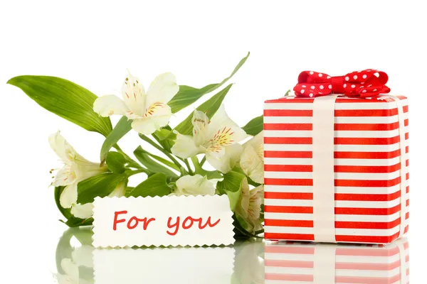 Caixa de presente e flores isoladas em branco — Fotografia de Stock