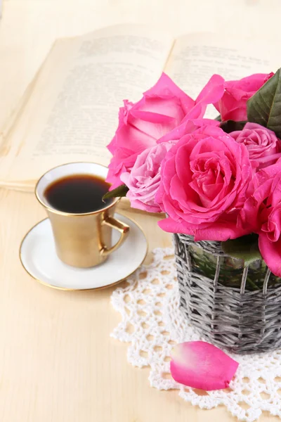 Gyönyörű rózsaszín rózsa vázában a fából készült asztal közelről — Stock Fotó
