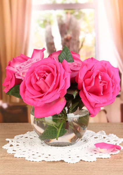 Schöne rosa Rosen in der Vase auf Holztisch auf Fensterhintergrund — Stockfoto