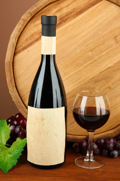 Samenstelling van wijn, houten vat en druif, op bruine achtergrond — Stockfoto
