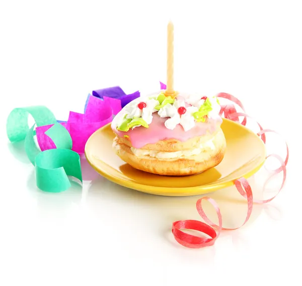 Torta colorata di compleanno con candela isolata su bianco — Foto Stock