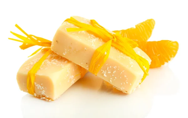 Natürliche handgemachte Seife und Orange, isoliert auf weiß — Stockfoto