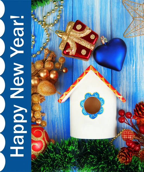 Ящик для гнезд и рождественские украшения на синем фоне — стоковое фото