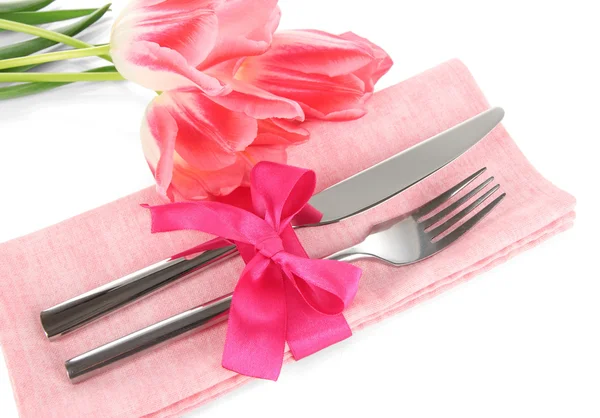 Cenário festivo de mesa de jantar com tulipas isoladas em branco — Fotografia de Stock