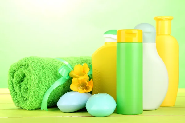 Kosmetyki dla dzieci, ręcznik i mydło na drewnianym stole, na zielonym tle — Zdjęcie stockowe