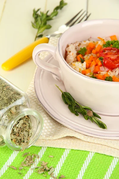 美味米饭与蔬菜和草药在锅上木表特写 — 图库照片