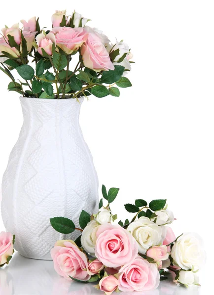 Piękne różowe i białe róże w wazonie na białym tle — Zdjęcie stockowe