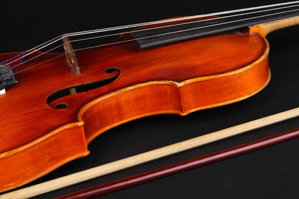 Классическая скрипка на черном фоне — стоковое фото