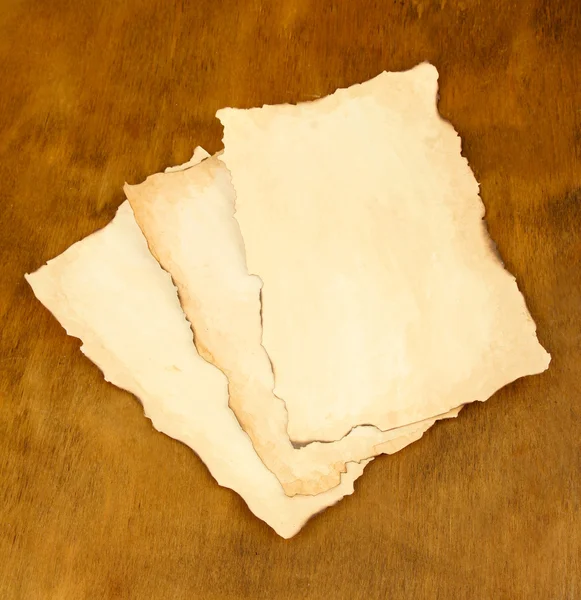 Παλιά χαρτιά σε ξύλινα φόντο — Φωτογραφία Αρχείου