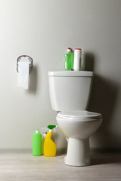 Vit WC-skål och rengöringsmateriel i ett badrum — Stockfoto