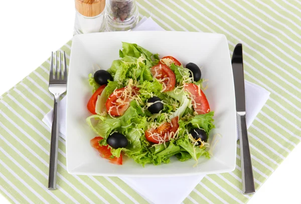 Leichter Salat auf Teller auf Serviette — Stockfoto