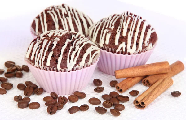Dulces cupcakes aislados en blanco —  Fotos de Stock