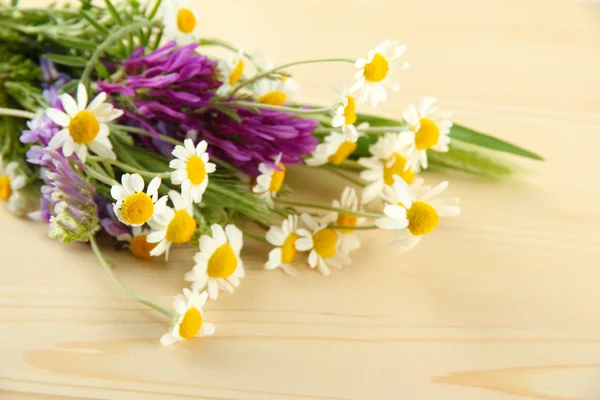 Wild flowers and green spikelets, on wooden background — Stock Photo, Image