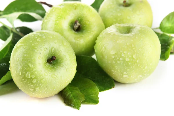 Manzanas verdes jugosas con hojas, aisladas en blanco —  Fotos de Stock