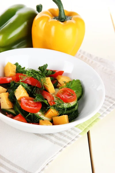 Insalata leggera in piatto su tavolo di legno — Foto Stock