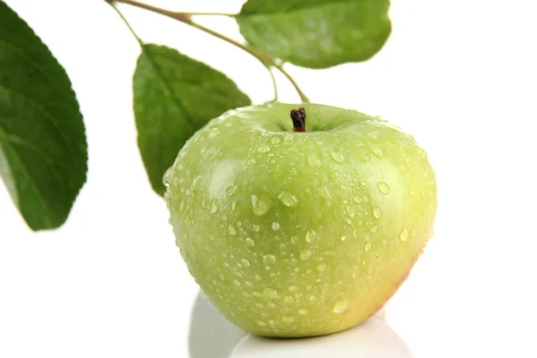 Sappige groene appel met bladeren, geïsoleerd op wit — Stockfoto