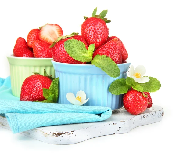 成熟的甜草莓中碗，孤立在白色 — 图库照片