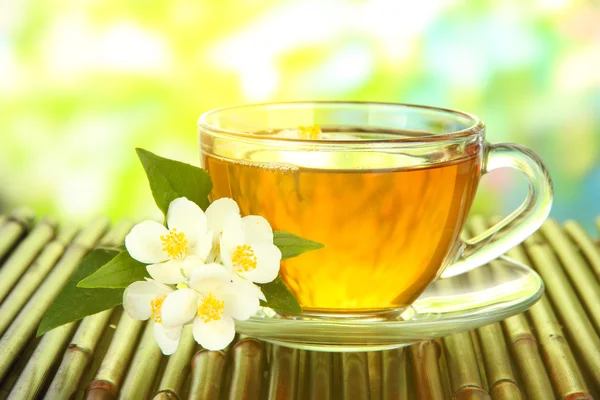 喝杯茶用茉莉花，在竹凉席上特写 — 图库照片