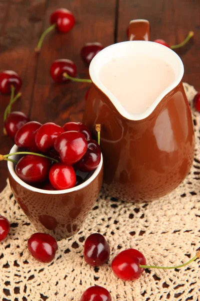 Bayas rojas maduras de cereza en taza sobre mesa de madera de cerca —  Fotos de Stock