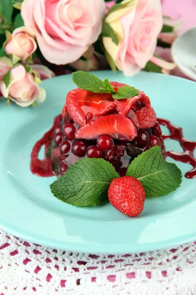 美味果冻甜点与新鲜的莓果，粉红玫瑰背景 — 图库照片