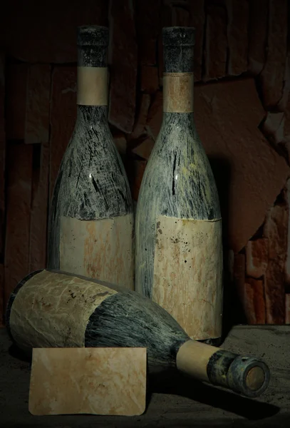 Viejas botellas de vino en bodega vieja, sobre fondo oscuro —  Fotos de Stock