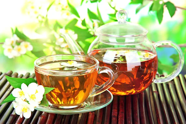 Taza de té con jazmín, sobre estera de bambú, primer plano —  Fotos de Stock