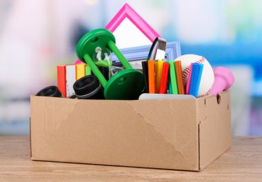 karton odasındaki masada özelliğinde çocuk