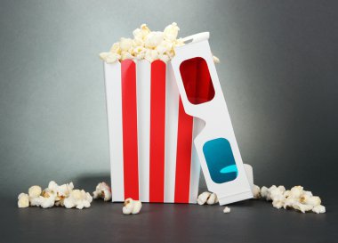 patlamış mısır ve gri arka plan üzerinde 3d gözlük