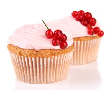 lezzetli muffins beyaz izole çilek ile