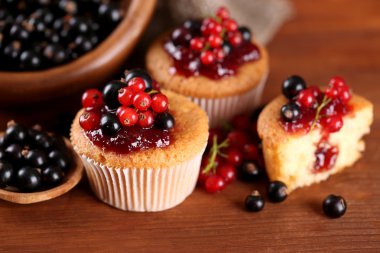 ahşap masa üzerinde meyveleri ile lezzetli muffins