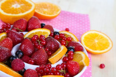 plaka üzerinde ahşap masa yakın çekim yararlı meyve salatası