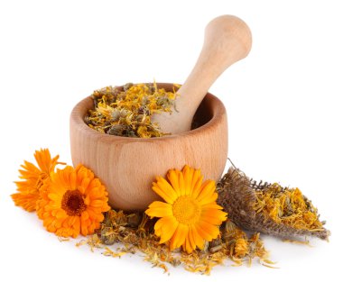 ahşap harç üzerine beyaz izole calendula taze ve kurutulmuş çiçekler