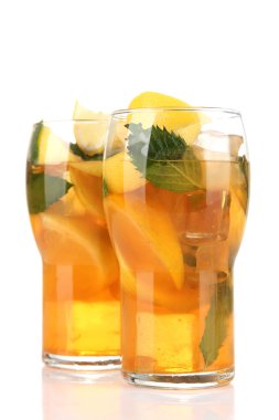 buzlu çay limon ve nane üzerinde beyaz izole