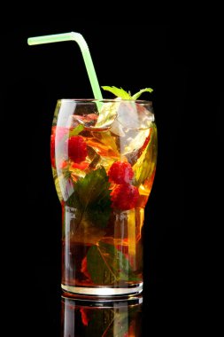 Ahududu ve siyah arka plan üzerine nane ile buzlu çay