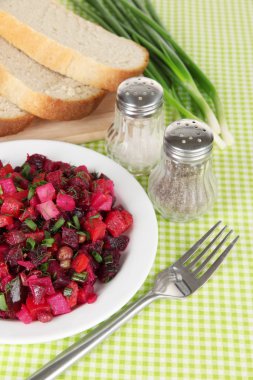 Tablo yakın çekim tabağa pancar salatası