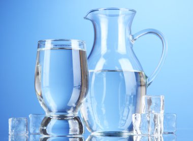 Cam sürahi su ve mavi renkli cam