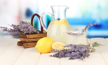 Lavanta limonata, parlak zemin üzerine