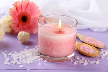 güzel pembe mum ile mor ahşap zemin çiçek